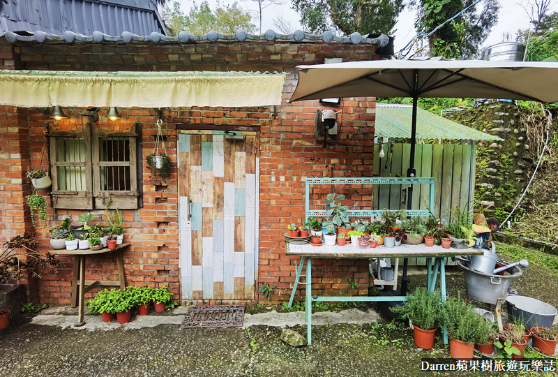 三峽秘境餐廳|好適山坡GUHill/紅磚老屋咖啡廳加可愛店狗出沒(菜單價格)